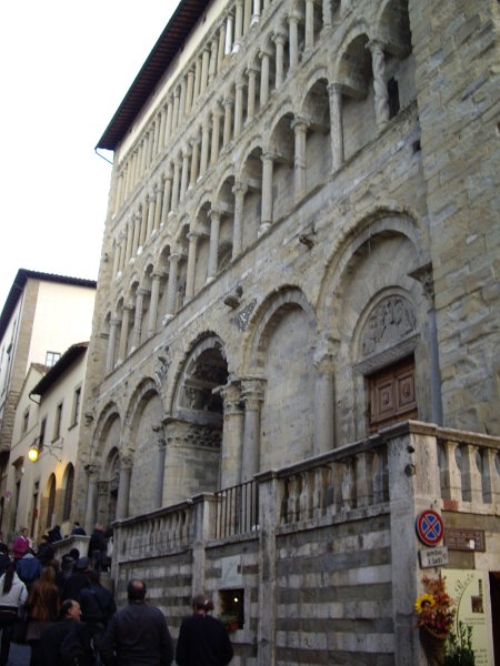 arezzo eglise santa maria de la pieve02.jpg